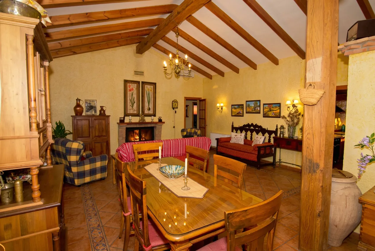 Salón con chimenea de El Cadillar